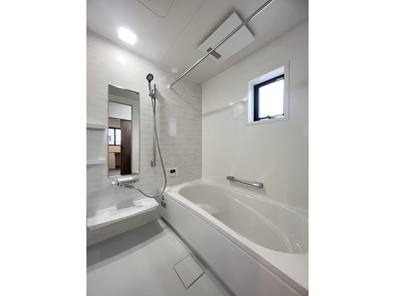 4号地　浴室はTakarastandardを採用。床は滑りにくい素材を使用しており、急な転倒を防ぎます！ランドリーパイプ+浴室乾燥機で室内干しを可能にしました！